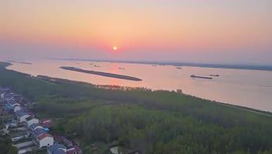 4K航拍夕阳长江天际线自然风光视频的预览图